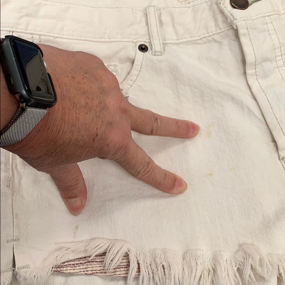 Free People Size 29 denim shorts. Off white color - Picture 7 of 7